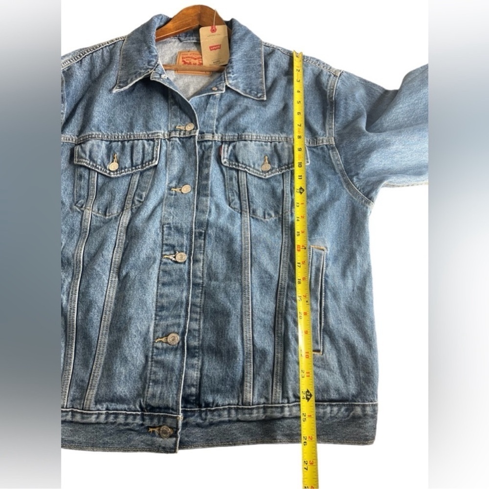 Levis Women’s Baggy Trucker Denim Jacket - Picture 14 of 15